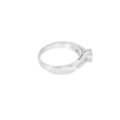Anillo de compromiso.