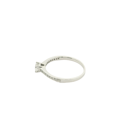 Anillo de compromiso.
