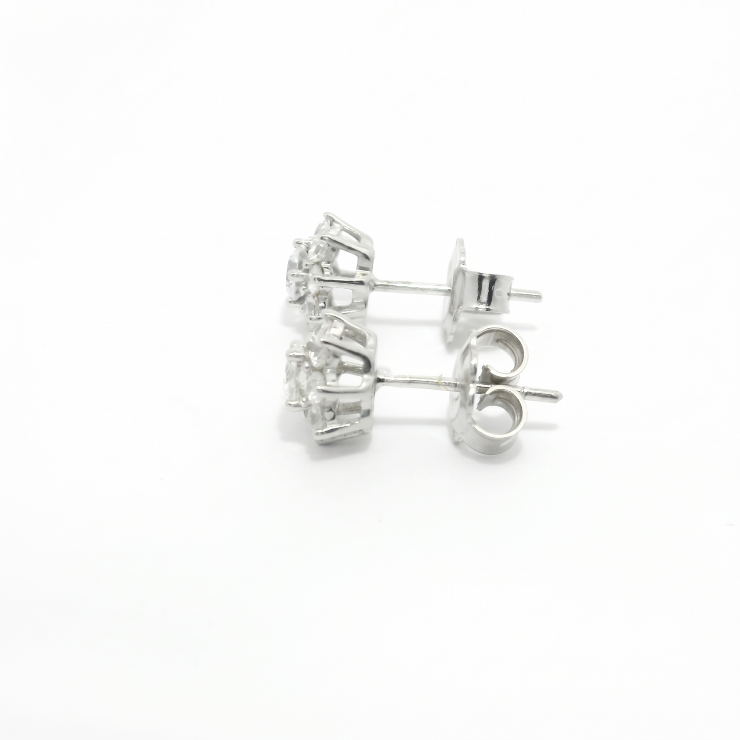 Pendientes cortos.
