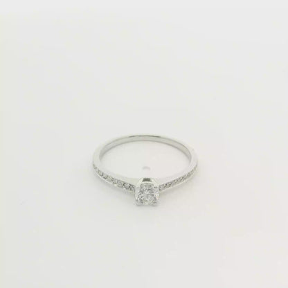 Anillo de compromiso.